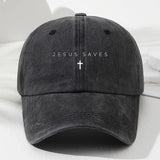Gorra Trucker Grande para Mujeres y Hombres - Ajustable con Cierre, Visera Transpirable, Estampado Urbano en Gris Oscuro/ (Cruz Blanca/Logo) - Diseño Unisex Casual para Invierno, Atuendo Casual - Compatible con Estilo Salvaje