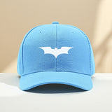 1 pieza de gorra de béisbol con diseño de murciélago WB - Gorra ajustable con cierre para hombres y mujeres, poliéster transpirable, negro con logo blanco DC, gorra de verano divertida, protección solar, ajuste perfecto, ideal para Navidad, 'S Day, Acción