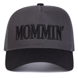 1-Pack Gorra de Béisbol Bordada para Mujer MOMMIN' con Panel Trasero de Malla, Cierre Ajustable Snapback, Diseño Transpirable UPF para Viajes al Aire Libre, Playa y Uso Casual - con Letras Rosadas, Accesorios Exteriores, Sombrero Duradero