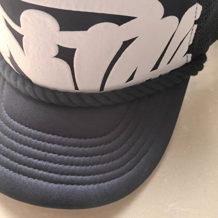 Gorra Unisex Ajustable con Hebilla de Liberación Rápida, Parte Trasera de Malla Transpirable, Negra con Letras Blancas - para Hombres y Mujeres, Exterior, Conducción, Uso Casual, Todo el Año