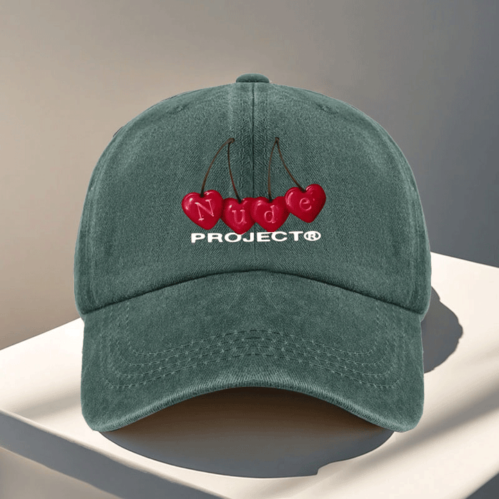 Gorra de béisbol ajustable del proyecto Nude - Ligera, lavable a mano, cierre de snapback, negra con diseño de texto rojo cereza y blanco, perfecta para viajes al aire libre y Halloween, accesorios de Halloween | Diseño juguetón | Gorra ligera