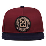 Gorra de Baloncesto con Diseño Número 23 - Snapback Iconic '23' con Ribete Blanco, Gorra Ajustable y Suave para Estilo Urbano y Casual, Emblema Número 23 en /Blanco/Gris para Todas las Estaciones (Inspirado)