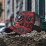 1 gorra de béisbol para hombre con diseño de calavera y alas, parte trasera de malla transpirable, cierre ajustable, patrones en negro y rojo, ideal para viajes al aire libre y béisbol