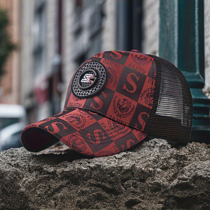 1 gorra de béisbol para hombre con diseño de calavera y alas, parte trasera de malla transpirable, cierre ajustable, patrones en negro y rojo, ideal para viajes al aire libre y béisbol