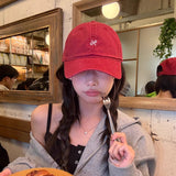 Gorra de béisbol retro suave bordada para mujer - Snapback ajustable transpirable con visera curva, diseño facial para todas las estaciones, rojo y contraste para casual y deportes | Gorra versátil para el día a día para mujer (Lavar a mano únicamente)