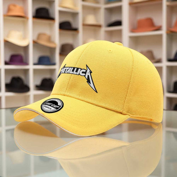 1 gorra de béisbol oficial con logo  - Ajustable Snapback, ligera y unísexo para hombres & mujeres. Regalo ideal fanáticos musicales; uso casual o al aire libre cómoda en todas las estaciones. ¡Lavado máquina! ( letras blancas)