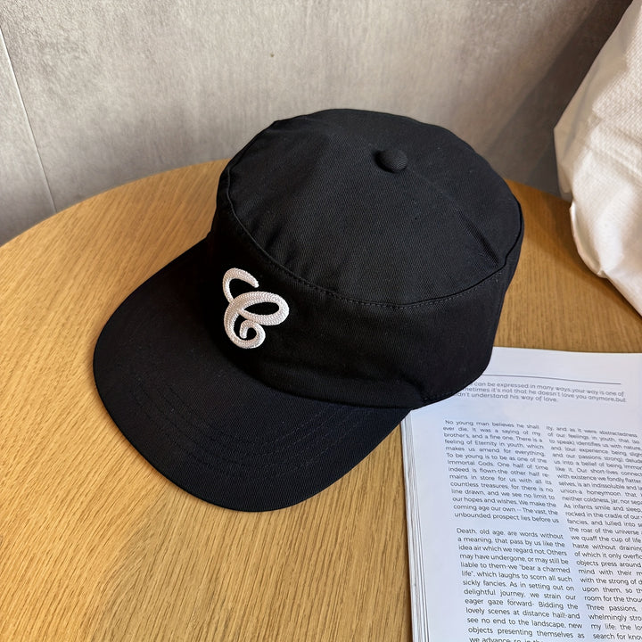 Gorra de Béisbol de Ala Plana con Logo Retro 3D para Hombres y Mujeres - Azul Marino/ con Costura Blanca, Gorra de Pico para Uso Casual y al Aire Libre, Accesorio para Navidad/Halloween, Material Textil Duradero (Sin Cobertura Facial/Cervical)