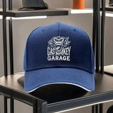 Una gorra de béisbol impresa unisex de Gas Monkey Garage, con una visera de estilo sándwich y diseño ajustable. Esta gorra de padre ligera muestra un patrón de mono de dibujos animados, una visera curva y un logotipo blanco y negro, lo que la convierte en