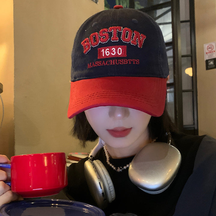 Gorra Minimalista de Lujo Ligero con Letras de Metal. Estilo Versátil y de Alta Gama para Trabajadores Urbanos en Negocios, Ocio y Exposiciones de Arte