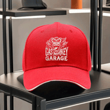 Una gorra de béisbol impresa unisex de Gas Monkey Garage, con una visera de estilo sándwich y diseño ajustable. Esta gorra de padre ligera muestra un patrón de mono de dibujos animados, una visera curva y un logotipo blanco y negro, lo que la convierte en