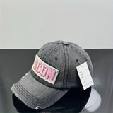 Nueva gorra de béisbol de mezclilla de estilo moderno para mujeres, versátil y elogiada, con un pequeño visor, adecuada para hombres, con letras bordadas de moda y una parte superior suave.