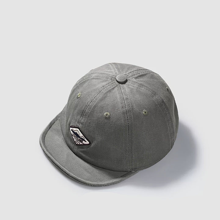 Una gorra de béisbol básica y elegante para hombres, con un diseño retro de trabajo japonés lavado, con una visera corta, adecuada para la moda urbana de hip-hop, incluyendo una gorra de camionero con visera plana.