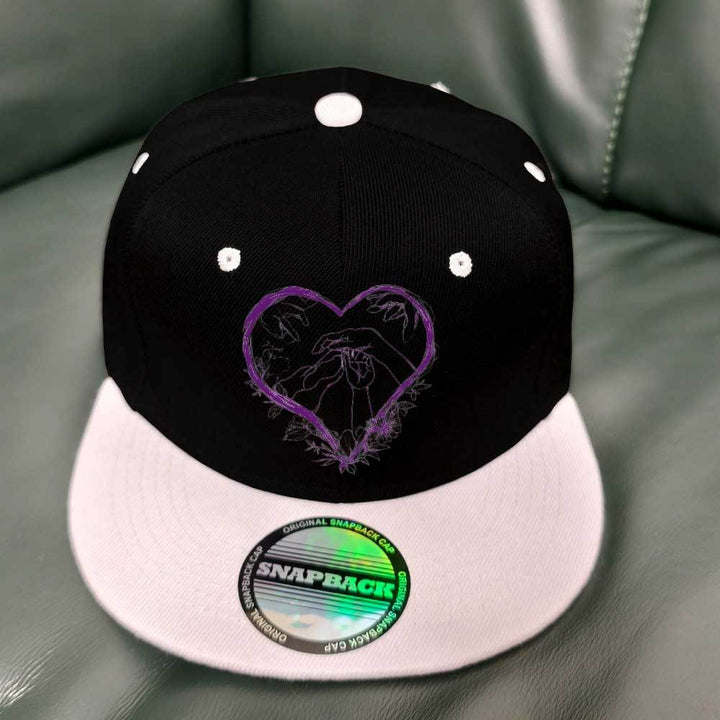 Gorra de béisbol plana unisex con estampado de corazón retro y gato - 100% poliéster, ajustable, diseño ligero y transpirable para conciertos en la calle, Pascua, regalos para el Día del Padre (negro/rojo), ropa casual, estilo streetwear, gorro duradero.