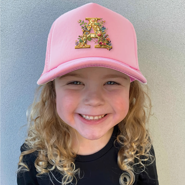 Gorra Trucker para Jóvenes con Diseño de Letra A Floral Dorada - Protección Solar Transpirable, 100% Poliéster, Cierre Ajustable con Broche, Rosa para Primavera/Verano, Regreso a Clases y Día del Maestro (Edades 3-14)