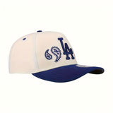 Gorra Snapback de 5 Paneles NEW ERA LA Logo & Inspirada en LA con Letras Azules de LA y Emblema de LA - Gorra Ajustable Unisex para Hombres y Mujeres, Eventos Temáticos, Uso Casual, Fiestas (Licencia Oficial)