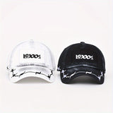 Gorra de Béisbol Ajustable Lansu Tina para Mujeres y Hombres con Estilo Streetwear Coreano - Letras Góticas Blancas/ & Diseño Alambre Espinoso, Parte Traseira en Red Transpirable aireada (Blanco) / Griseiro), Lavado Manualmente. Un Solo Número que se A...