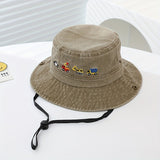 Sombrero de ala ancha con estampado de coches para niños, con correa ajustable, ligero, impermeable y protección solar para todas las estaciones. Ideal para actividades al aire libre y celebraciones de vacaciones. Diseño estampado, sombrero ligero.