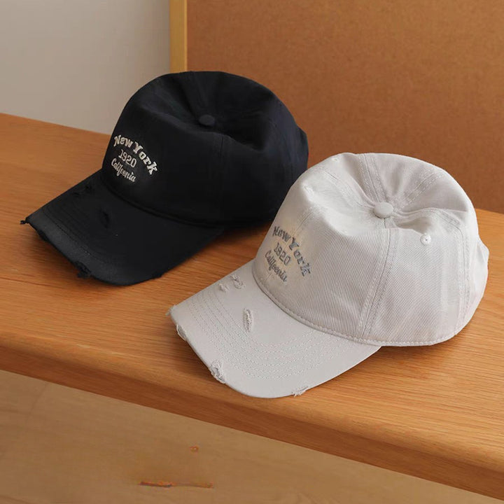 Gorra de béisbol con letra bordada para mujeres - Ajuste ajustable, parte superior ligera de pato con visera ancha, ropa casual para exteriores, diseño blanco y negro, lavable a mano