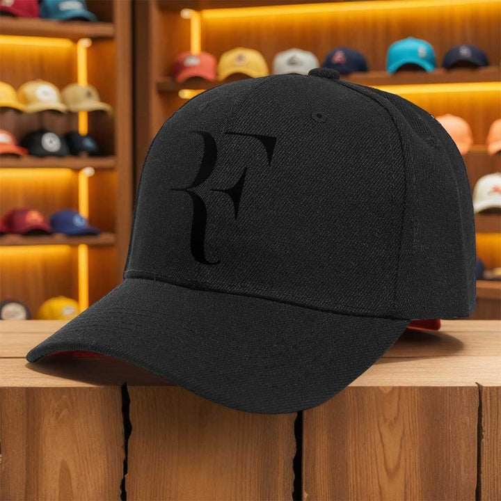 Gorra Trucker para Hombre con Estampado de Logo RF - Gorra Deportiva Negra en Contraste Blanco y Letras Rojas, Ligera y Ajuste Estructurado Ideal para Tenis, Baloncesto, Skateboarding, Hip Hop & Actividades al Aire Libre Casuales - Lavable a Máquina, Perf