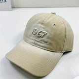 Gorra de Béisbol Bordada 2025 para Hombres y Mujeres - Panel Frontal Ligero y Transpirable, Diseño Atemporal Beige y 1957, Sombrero Casual al Aire Libre, Unisex con Efecto Degradado Moderno, Ajuste Cómodo, Accesorio de Moda para Entusiastas