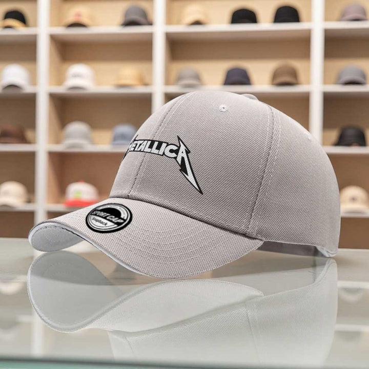 1 gorra de béisbol oficial con logo  - Ajustable Snapback, ligera y unísexo para hombres & mujeres. Regalo ideal fanáticos musicales; uso casual o al aire libre cómoda en todas las estaciones. ¡Lavado máquina! ( letras blancas)