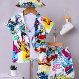 Conjunto de 3 piezas para Niños: Camisa Casual de Verano con Estampado Aleatorio y Cuello, Shorts y Sombrero Portátil - Ropa Deportiva Ligera y Cómoda para Actividades al Aire Libre, Ideal como Regalo para Jóvenes
