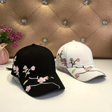 Gorra de béisbol elegante con bordado de flores de ciruelo, 100% algodón, estilo casual, diseño versátil en blanco y negro, para hombres y mujeres