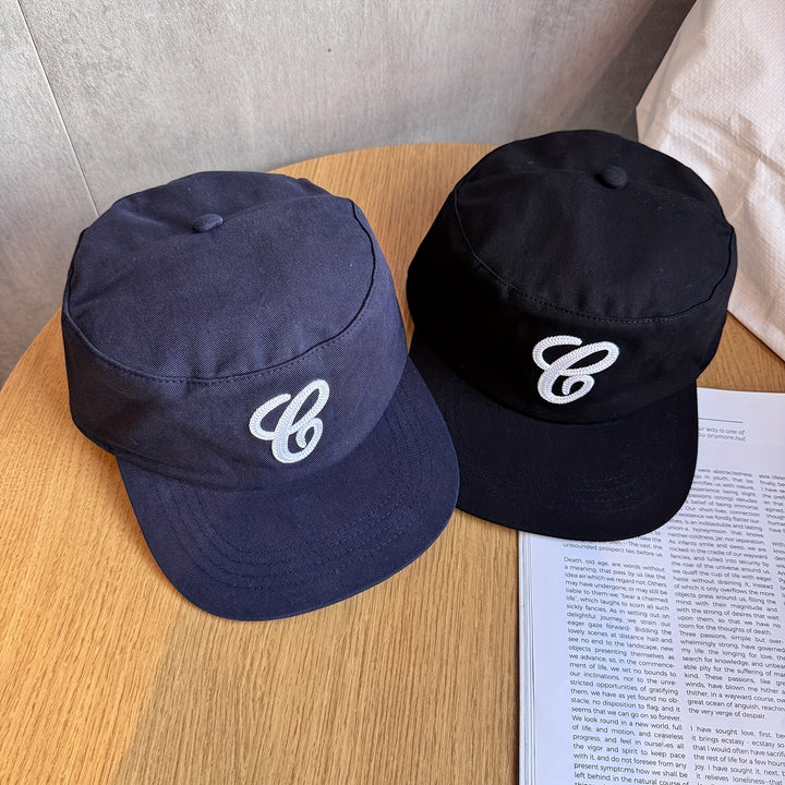 Gorra de Béisbol de Ala Plana con Logo Retro 3D para Hombres y Mujeres - Azul Marino/ con Costura Blanca, Gorra de Pico para Uso Casual y al Aire Libre, Accesorio para Navidad/Halloween, Material Textil Duradero (Sin Cobertura Facial/Cervical)