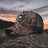 1 gorra de béisbol para hombre con diseño de calavera y alas, parte trasera de malla transpirable, cierre ajustable, patrones en negro y rojo, ideal para viajes al aire libre y béisbol
