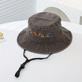 Sombrero de ala ancha con estampado de coches para niños, con correa ajustable, ligero, impermeable y protección solar para todas las estaciones. Ideal para actividades al aire libre y celebraciones de vacaciones. Diseño estampado, sombrero ligero.