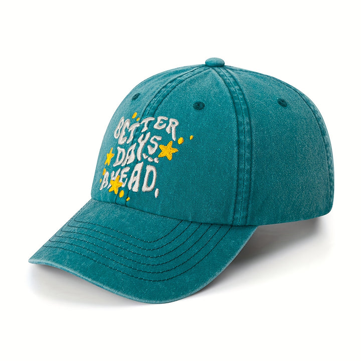 Una gorra de béisbol casual con estrellas y letras bordadas, con una parte superior suave y un visor ajustable, perfecta para el streetwear al aire libre.