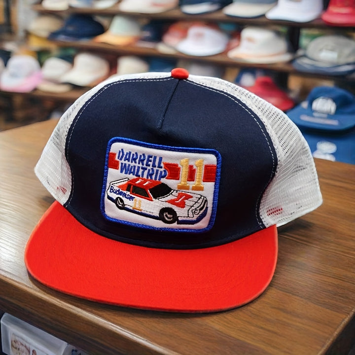 Gorra de Béisbol para Hombres con Número de Carrera 11 y Emblema Estilo Logo de Darrell Waltrip - Ajustable con Cierre, Paneles de Malla Blanca Transpirable y Diseño Icónico de Coche de Carreras #11 - Regalo de Motorsport para Fans
