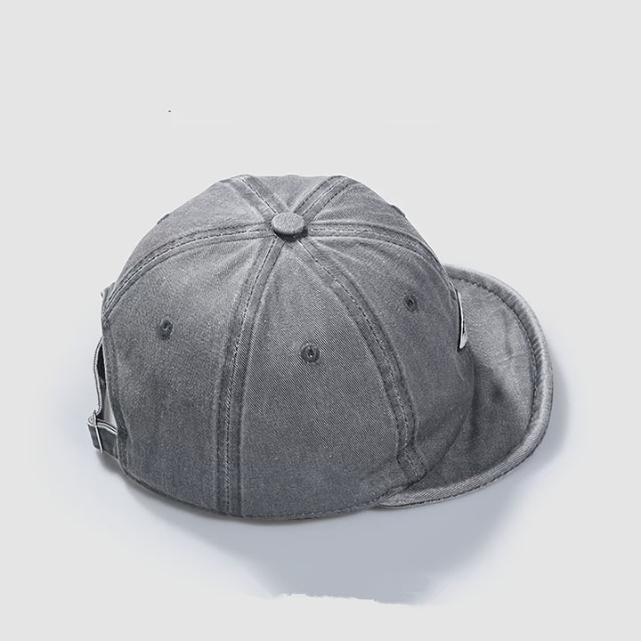 Una gorra de béisbol básica y elegante para hombres, con un diseño retro de trabajo japonés lavado, con una visera corta, adecuada para la moda urbana de hip-hop, incluyendo una gorra de camionero con visera plana.