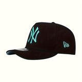 NEW ERA Gorra Snapback de Visera Curva Negra con Bordado NY - Gorra Ajustable Unisex para Hombres y Mujeres, Diseño Ligero y Cálido para Exteriores y Uso Casual, Logo Icónico de NY, Accesorio de Streetwear