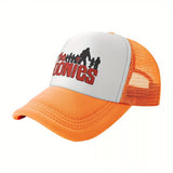 Gorra de Béisbol Ajustable con Logo y Personajes de The Goonies - Parte Trasera de Malla Transpirable, Panel Frontal Blanco con Siluetas Rojas, Gorra Deportiva Unisex Lavable a Máquina para Actividades al Aire Libre