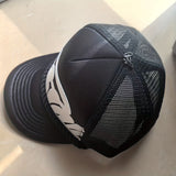 Gorra Unisex Ajustable con Hebilla de Liberación Rápida, Parte Trasera de Malla Transpirable, Negra con Letras Blancas - para Hombres y Mujeres, Exterior, Conducción, Uso Casual, Todo el Año