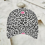 Gorra de Béisbol con Estampado de Leopardo y Besos Rosados - Gorra Unisex Ajustable Ligera y Transpirable para Deportes, Viajes al Aire Libre, Sombrero Glamuroso Todo el Año, Lavable a Máquina, Regalo Festivo, Accesorio Divertido y Duradero
