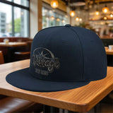 La gorra plana clásica Virago XV535 está diseñada para la moda urbana hip-hop, ideal para un look casual para todos. Atrae a los amantes de la moda que aprecian el estilo callejero durante todo el año. Gorra plana sin visera, gorra plana Ice, súper cute y