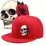 2D Plano - Un sombrero 2D plano con diseño de rosas y calaveras, con una borla lisa de color sólido, lo que lo convierte en una excelente opción de regalo para cualquier persona.