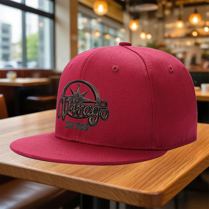 La gorra plana clásica Virago XV535 está diseñada para la moda urbana hip-hop, ideal para un look casual para todos. Atrae a los amantes de la moda que aprecian el estilo callejero durante todo el año. Gorra plana sin visera, gorra plana Ice, súper cute y