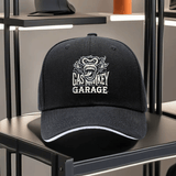 Una gorra de béisbol impresa unisex de Gas Monkey Garage, con una visera de estilo sándwich y diseño ajustable. Esta gorra de padre ligera muestra un patrón de mono de dibujos animados, una visera curva y un logotipo blanco y negro, lo que la convierte en