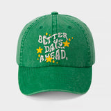 Una gorra de béisbol casual con estrellas y letras bordadas, con una parte superior suave y un visor ajustable, perfecta para el streetwear al aire libre.