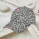 Gorra de Béisbol con Estampado de Leopardo y Besos Rosados - Gorra Unisex Ajustable Ligera y Transpirable para Deportes, Viajes al Aire Libre, Sombrero Glamuroso Todo el Año, Lavable a Máquina, Regalo Festivo, Accesorio Divertido y Duradero