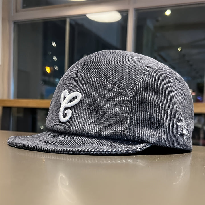 Un par de gorras de béisbol de visera suave con letras, diseñadas tanto para hombres como para mujeres. Presentan un nuevo estilo de otoño e invierno inspirado en Corea, que combina elementos retro casuales con influencias de la moda coreana y japon