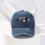 Tela. Adorable gorra de béisbol con temática felina, perfecta para la moda urbana, con un diseño divertido y vibrante adecuado para cualquier temporada.
