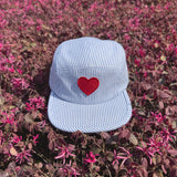 Gorra de Béisbol de Cinco Paneles con Parche de Amor para Parejas, Estilo Callejero Fresco y Blanco Azul Rayado, Versátil y Moderna, Ideal para Fiestas al Aire Libre o Deportes - Regalo Perfecto para Amigos