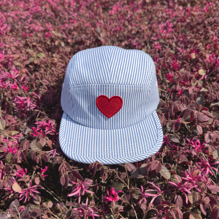 Gorra de Béisbol de Cinco Paneles con Parche de Amor para Parejas, Estilo Callejero Fresco y Blanco Azul Rayado, Versátil y Moderna, Ideal para Fiestas al Aire Libre o Deportes - Regalo Perfecto para Amigos