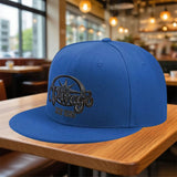 La gorra plana clásica Virago XV535 está diseñada para la moda urbana hip-hop, ideal para un look casual para todos. Atrae a los amantes de la moda que aprecian el estilo callejero durante todo el año. Gorra plana sin visera, gorra plana Ice, súper cute y