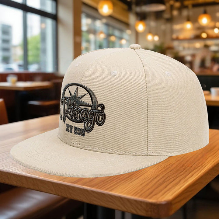 La gorra plana clásica Virago XV535 está diseñada para la moda urbana hip-hop, ideal para un look casual para todos. Atrae a los amantes de la moda que aprecian el estilo callejero durante todo el año. Gorra plana sin visera, gorra plana Ice, súper cute y