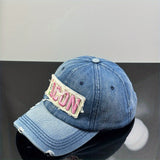 Nueva gorra de béisbol de mezclilla de estilo moderno para mujeres, versátil y elogiada, con un pequeño visor, adecuada para hombres, con letras bordadas de moda y una parte superior suave.